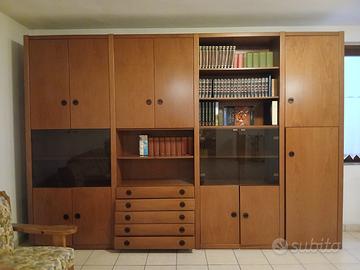 Mobile in legno con vetrina