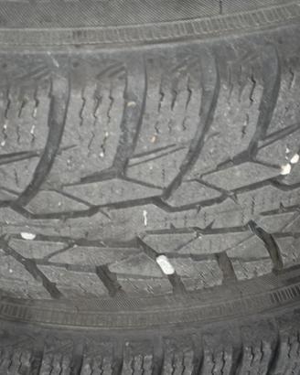 cerchi con pneumatici da neve 