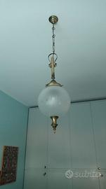 Lampadario vintage in ottone e vetro satinato