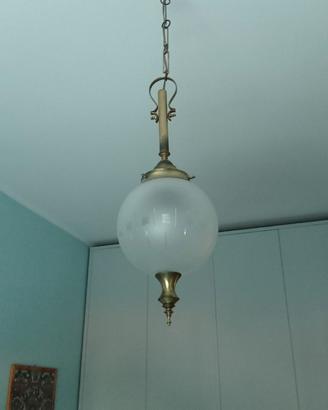 Lampadario vintage in ottone e vetro satinato