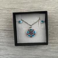 Orecchini e collana in vetro di Murano.