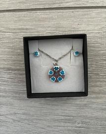 Orecchini e collana in vetro di Murano.