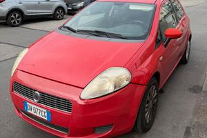 Fiat Grande Punto rossa benzina