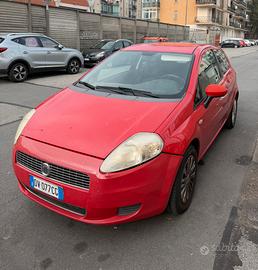 Fiat Grande Punto rossa benzina