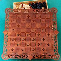 Scacchiera in legno, intarsiata + scacchi in legno