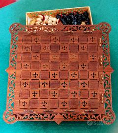 Scacchiera in legno, intarsiata + scacchi in legno