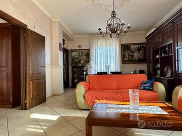 4 LOCALI A GIUGLIANO IN CAMPANIA