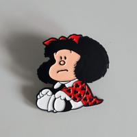 Spilla Mafalda Seduta Smaltata