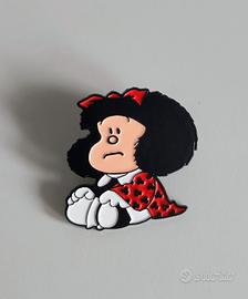 Spilla Mafalda Seduta Smaltata