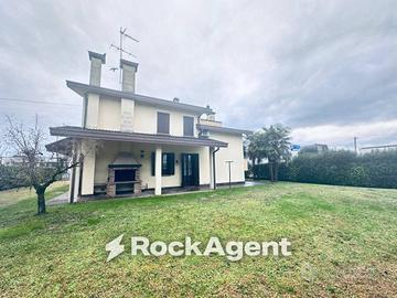 Villa di 270 m² con più di 5 locali e box auto a F
