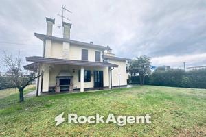 Villa di 270 m² con più di 5 locali e box auto a F