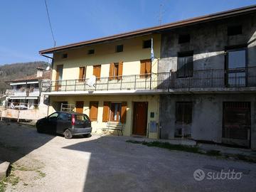 CASA A SCHIERA TRICAMERE: versatili spazi aggiu...