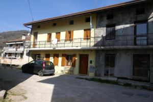 CASA A SCHIERA TRICAMERE: versatili spazi aggiu...
