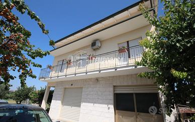 CASA SINGOLA SU TRE PIANI CON GARAGE E SOFFITTA