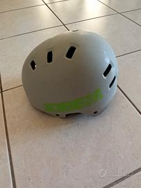 casco wakeboard e giubbotto salvagente