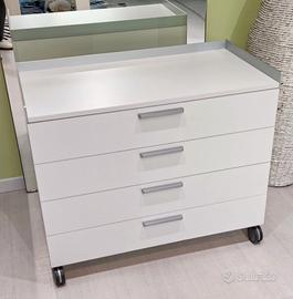 Cassettiera di design con ruote piroettanti 