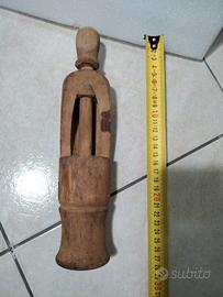 Antico tappatore in legno 