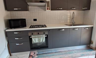 Cucina lineare + parete attrezzata