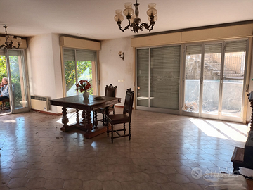 Privato ampio appartamento con giardino