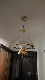 Lampadario elegante classico in ottone dorato e ve