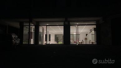 Locale commerciale con parcheggi provat