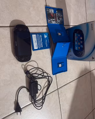 Ps vita con 2 giochi e memoria 4bg