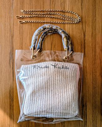 Borsa trasparente manici bambù e pochette

rafia