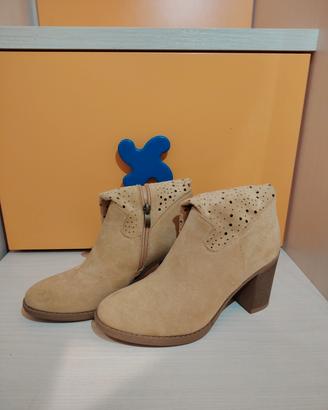 stivali traforati con tacco color cammello