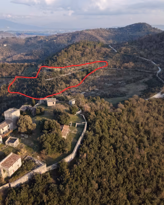 Terreno agricolo panoramico con pozzo e trattore