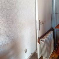 termosifone e porta bianca 