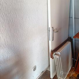 termosifone e porta bianca 