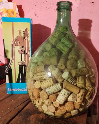 damigiana in vetro colma di tappi sughero 