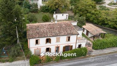 Villa di 320 m² con più di 5 locali a Acqualagna