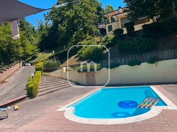 Prestigiosa villa con piscina e terreno