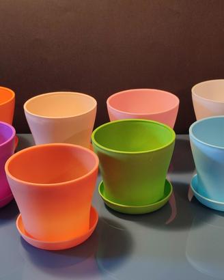 Vasetti colorati in plastica per piante