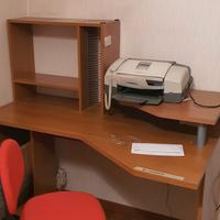 scrivania con ripiano e sedia