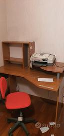 scrivania con ripiano e sedia