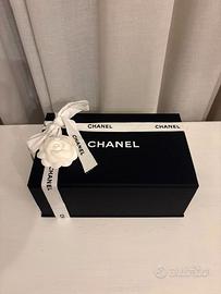Scatola Chanel originale con fiocco e camelia