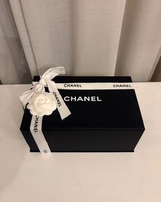 Scatola Chanel originale con fiocco e camelia