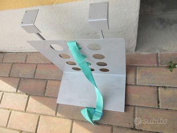 mensola porta-desktop sotto a scrivania