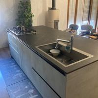 Cucina moderna con top in ceramica