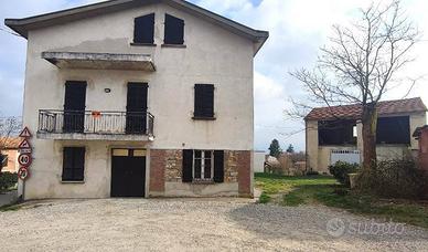 Casa indipendente di 400 m² con più di 5 locali a 