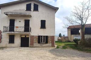 Casa indipendente di 400 m² con più di 5 locali a 