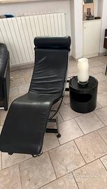 Chaise longue LC4 in pelle nera, replica fedele