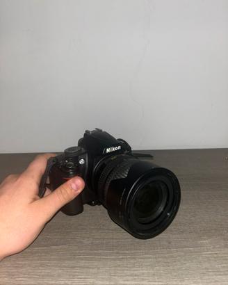 Nikon DSLR D3000 con 2 obiettivi