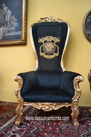 Trono dorato stile Barocco in velluto nero