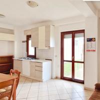 cucina mt 240 lineare  e tavolo con sedie e access
