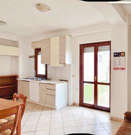 cucina mt 240 lineare  e tavolo con sedie e access