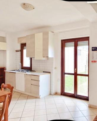 cucina mt 240 lineare  e tavolo con sedie e access