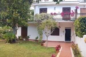 Villa con giardino via de gasperi circeo centro